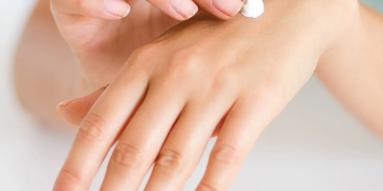 Sausa rankų oda? 7 dermatologų rekomendacijos.